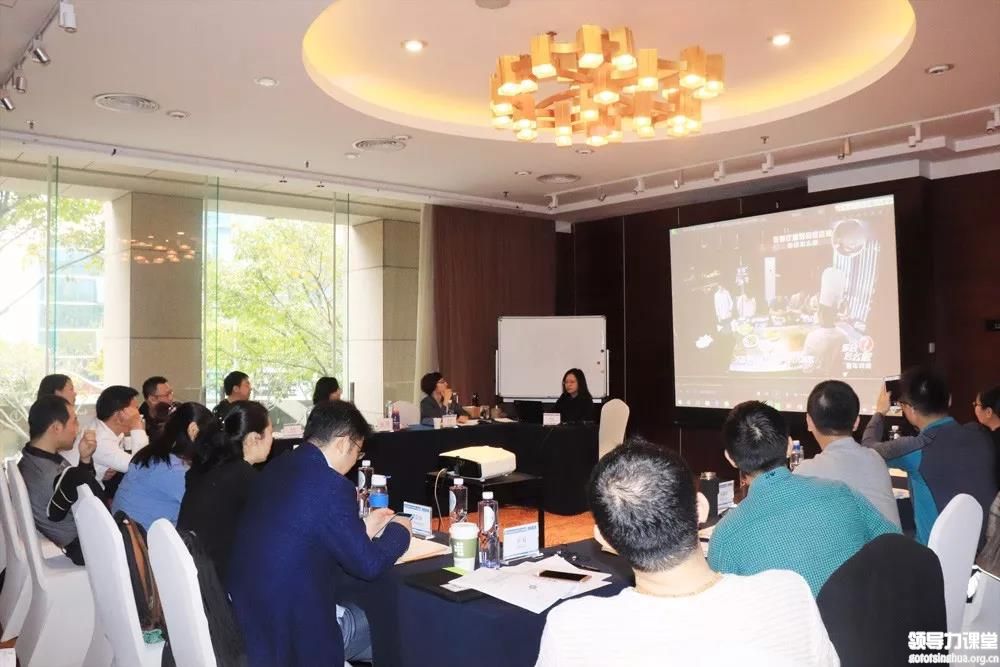 CUW美國威斯康星協(xié)和大學MBA學員在課堂上認真聽講 .jpg